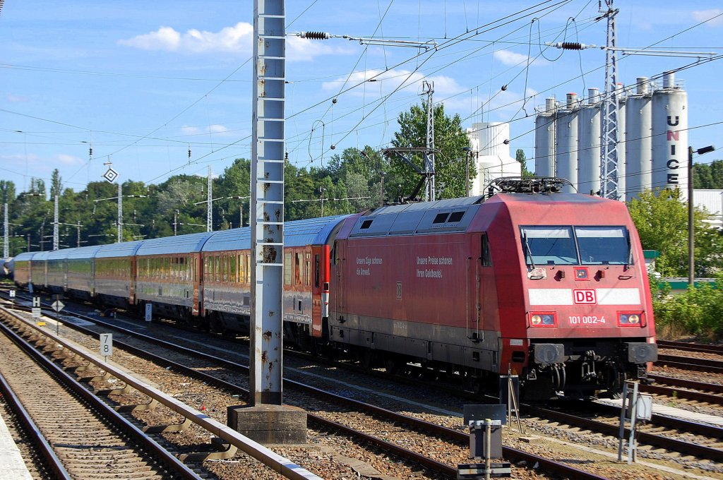101 002-4 f�hrt zur Bereitstellung mit dem EC 179 Alois Negrelli nach Prag und der tschechischen Wagengarnitur zum Bhf. Berlin-Gesundbrunnen, 01.08.12 Berlin Greifswalder Str.