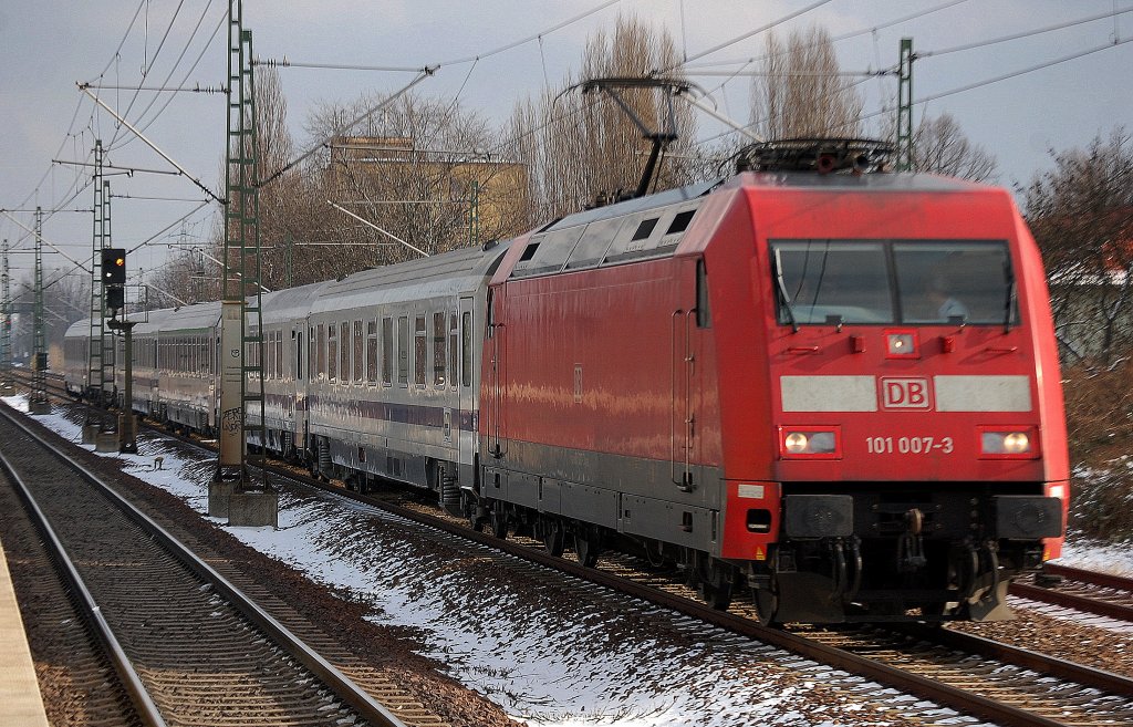 101 007-3 mit Berlin-Warschau-Exprexx Wagengarnitur als PbZ Richtung Berlin Grunewald, 11.02.13 Berlin-Jungfernheide.