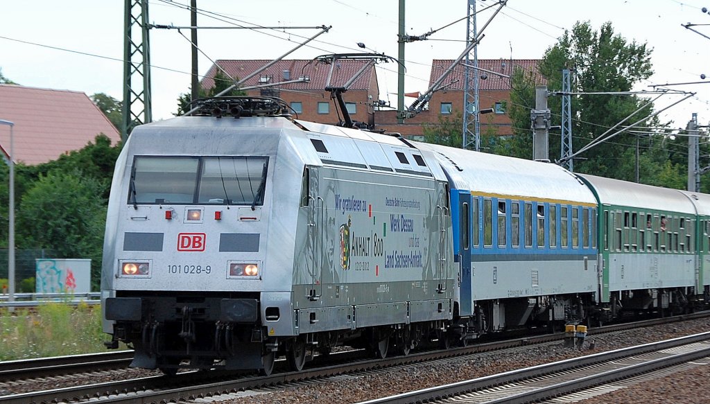 101 028-9 (ANHALT/800) mit EC? mit tschechischen Personenwagen bei der Durchfahrt im Bhf. Flughafen Berlin-Sch�nefeld.