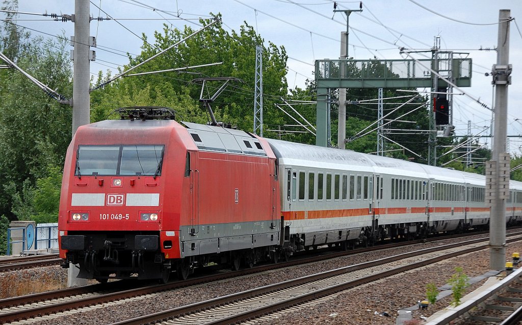 101 049-5 mit dem IC 2355 Richtung Bernau, 26.06.12 Berlin-Blankenburg.