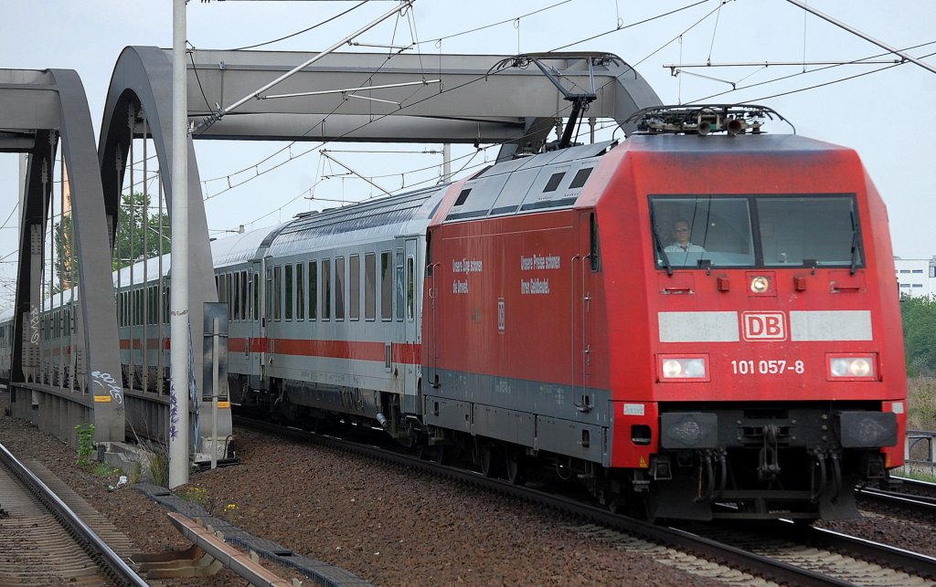 101 057-8 mit IC? Richtung Berlin-Gesundbrunnen, 08.05.13 Berlin-Pankow.
