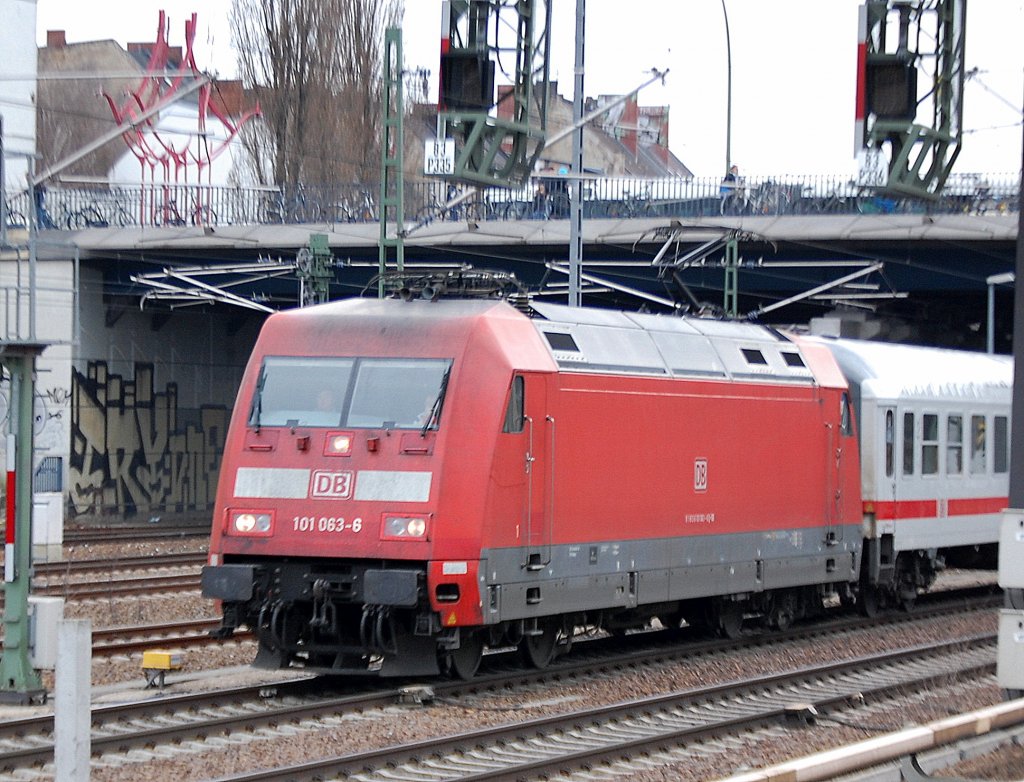 101 063-6 mit IC Richtung Berlin Hbf. (tief) am 25.03.11 Berlin Beusselsstr.