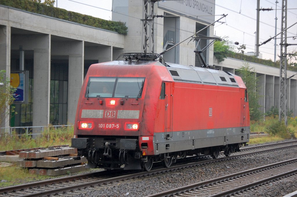 101 087-5 unterwegs Richtung Berlin-Lichtenberg, 27.09.11 S-Bhf. Landsberger Allee Berlin.