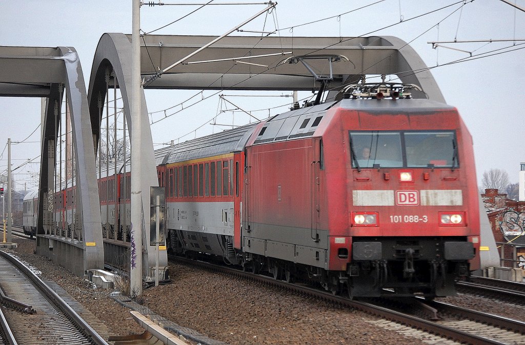 101 088-3 mit dem EC 379 nach Brno hl.n. Richtung Berlin-Gesundbrunnen, 22.01.11 Berlin-Pankow.