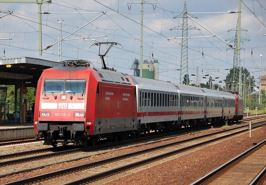 101 125-3 mit IC? und am Ende 120 112-8 am Zug bei der Durchfahrt im Bhf. Flughafen Berlin-Sch�nefeld, 11.07.11