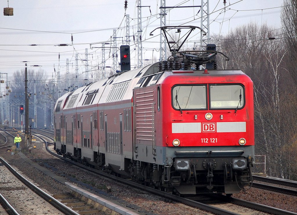 112 121 mit RE3 Richtung Elsterwerda, n�chster Halt Berlin Gesundbrunnen, 19.11.10 Berlin-Karow.