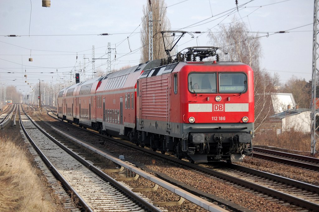 112 186 mit dem RE3 W�nsdorf-Waldstadt am 22.02.12 Berlin-Karow.