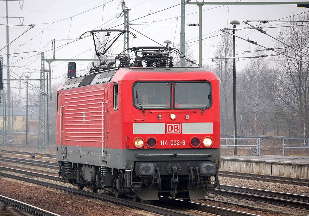 114 032-6, 16.03.11 im Bhf. Flughafen Berlin-Sch�nefeld.