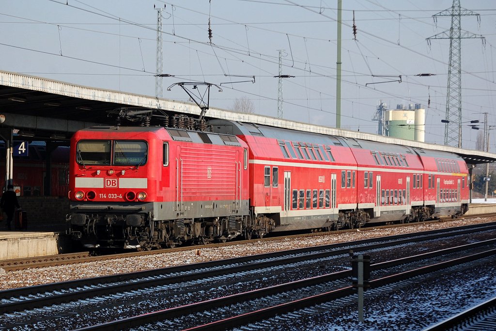 114 033-4 Richtung W�nsdorf-Waldstadt, 10.02.12 Bhf. Flughafen Berlin-Sch�nfeld. 
