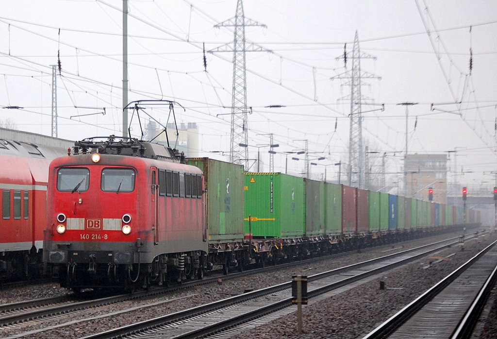 140 214-8 mit einem Containerzug bei der Durchfahrt im Bhf. Flughafen Berlin-Sch�nefeld, 03.02.11