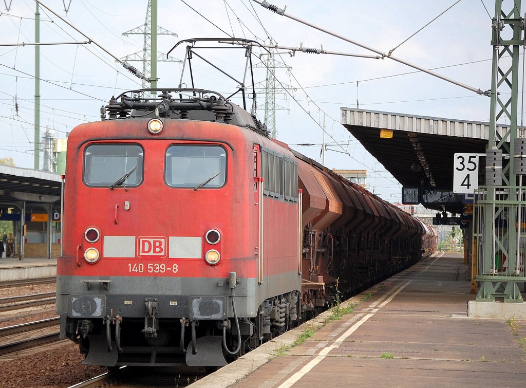 140 539-8 mit Ganzzug gedeckter Sch�ttgutwagen nach Personalwechsel am 22.09.11 Bhf. Flughafen Berlin-Sch�nefeld.