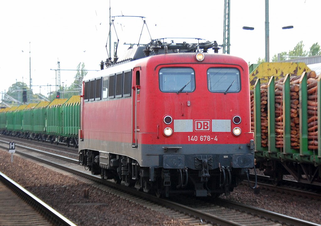 140 678-4 auf Leerfahrt durch den Bhf. Flughafen Berlin-Sch�nefeld, 05.08.10
