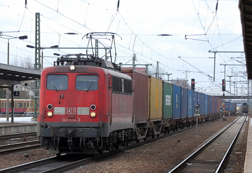 140 834-3 mit Containerzug Richtung Oderbr�cke, 15.02.12 Bhf. Flughafen Berlin-Sch�nefeld.