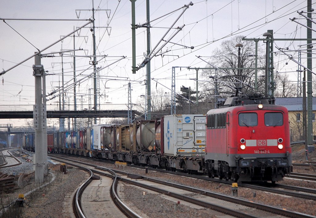 140 843-4 mit einem Containerzug bei der Durchfahrt im Bhf. Flughafen Berlin-Sch�nefeld, 05.02.11