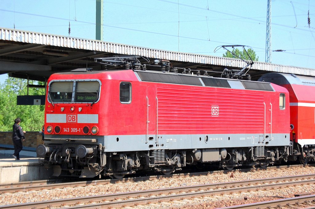 143 305-1 mit Regionalzug im Bhf. Flughafen Berlin-Sch�nefeld am 19.05.11