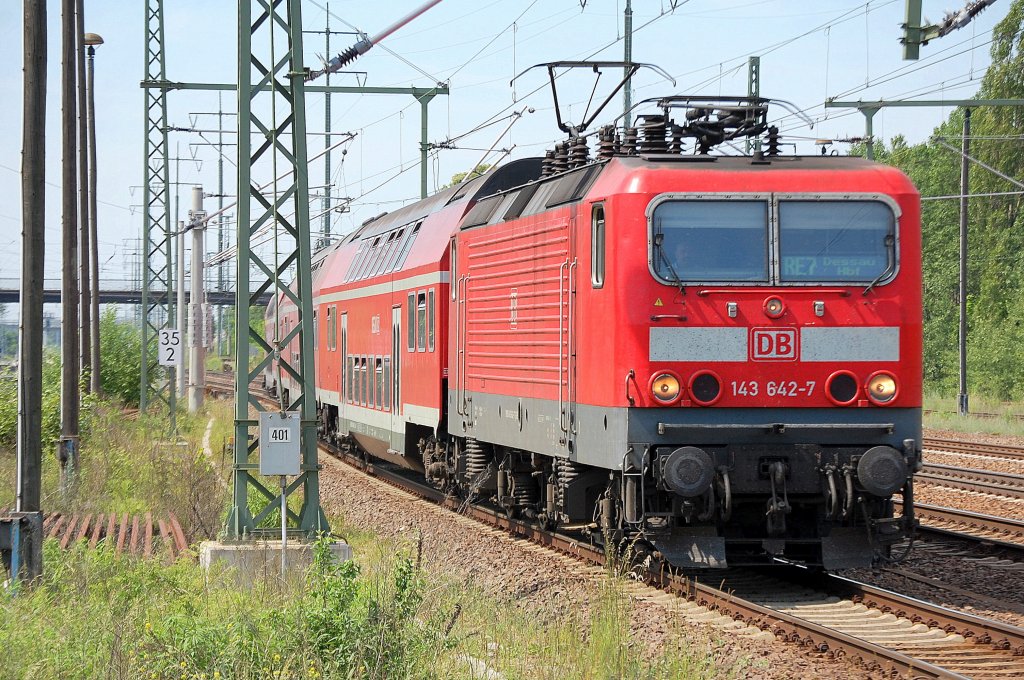 143 642-7 mit dem RE7 Richtung Dessau Hbf bei der Einfahrt im Bhf. Flughafen Berlin-Sch�nefeld, 31.05.11