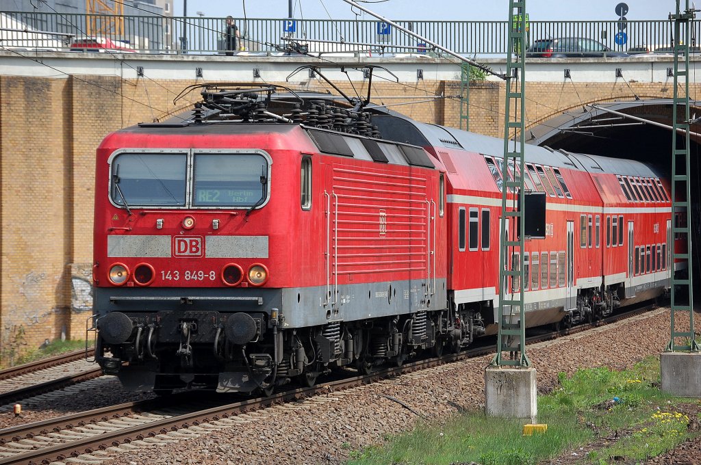 143 849-8 als RE Richtung Berlin Hbf. (tief) bei der Ausfahrt Bhf. Berlin-Gesundbrunnen, 07.05.13