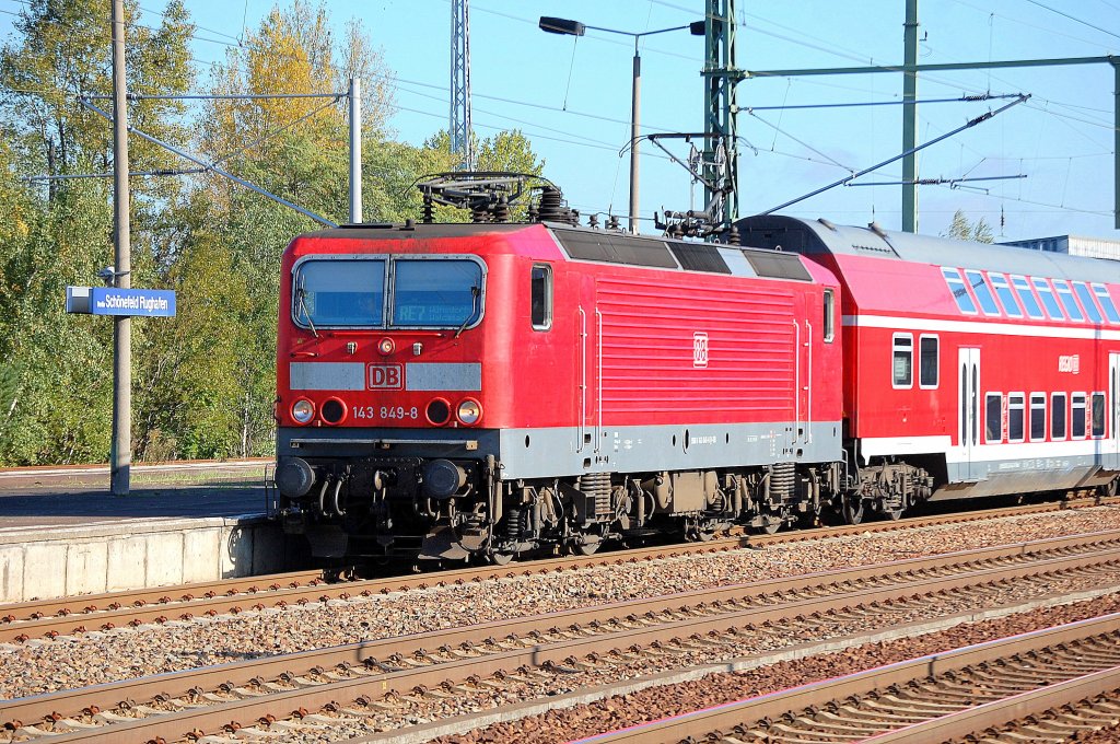 143 849-8 mit dem RE7 Richtung W�nsdorf-Waldstadt, 13.10.11 Bhf. Flughafen Berlin-Sch�nefeld.
