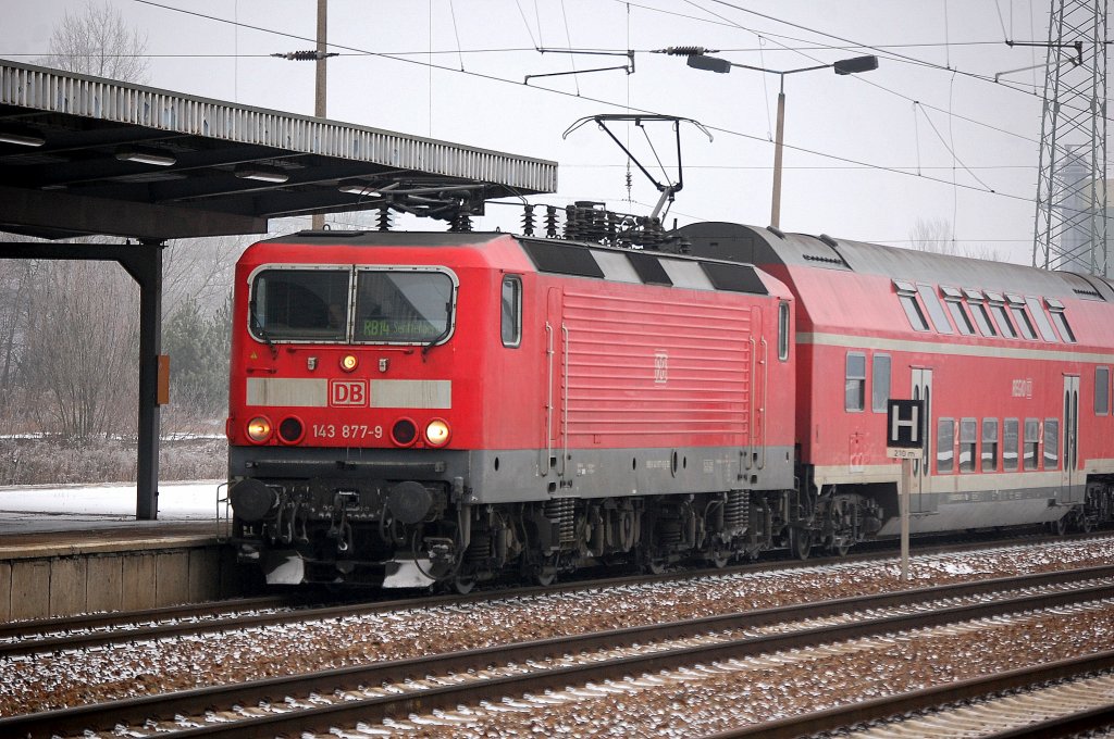 143 877-9 als RB14 nach Senftenberg bei der Einfahrt im Bhf. Flughafen Berlin-Sch�nefeld, 15.01.13