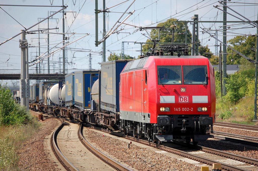 145 002-02 mit Containerzug am 01.08.13 Bhf. Flughafen Berlin-Sch�nefeld.