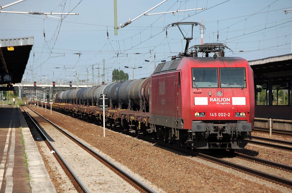 145 002-2 f�hrt zum Personalwechsel mit Leerzug Containertragwagen im Bhf. Flughafen Berlin-Sch�nefeld ein, 23.07.12