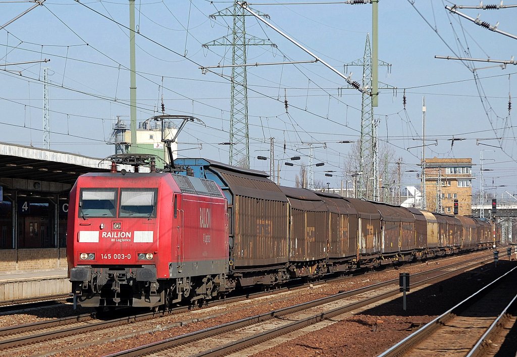145 003-0 mit Ganzzug Schiebewandwagen, 06.03.12 Bhf. Flughafen Berlin-Sch�nefeld.