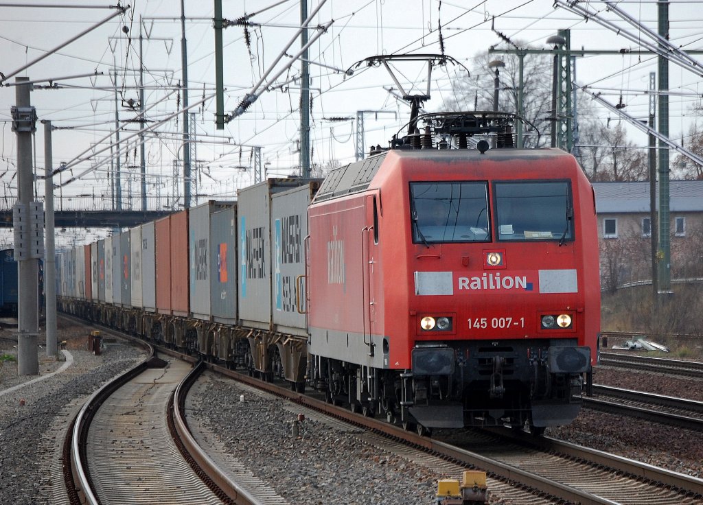 145 007-1 mit einem Containerzug am 21.11.09 bei der Durchfahrt im Bhf. Flughafen Berlin-Sch�nefeld.