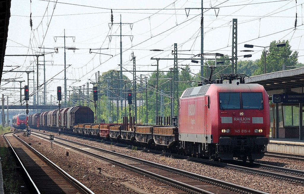 145 015-4 mit gemischtem G�terzug f�r Stahlprodukte bei der Durchfahrt im Bhf. Flughafen Berlin-Sch�nfeld, 19.06.13