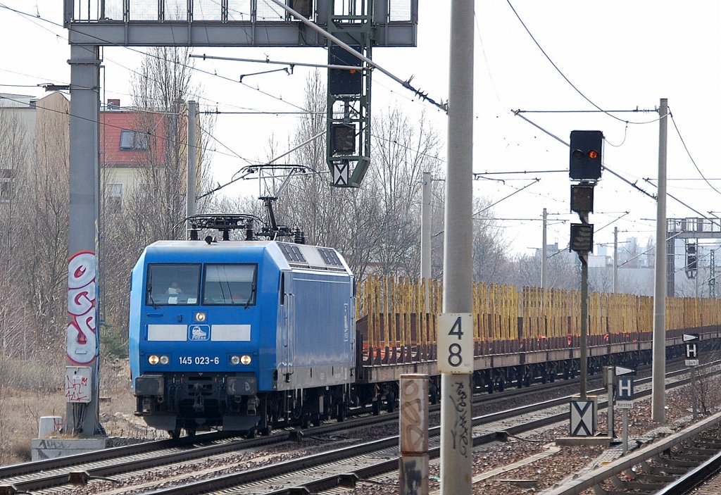 145 023-6 (91 80 6145 083-2 D-PRESS) mit einem Leerzug Rungenwagen f�r den Holztransport, 10.03.11 Berlin-Pankow. 