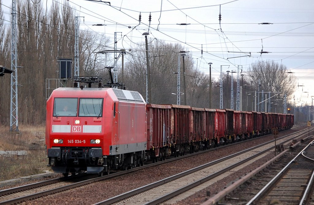 145 034-5 mit Ganzzug offener G�terwagen Richtung Bernau, 07.02.13 Berlin-Buch
