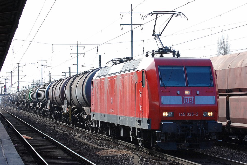 145 035-2 mit Kesselwagenzug beim Kurzhalt mit Personalwechsel im Bhf. Flughafen Berlin-Sch�nefeld, 02.03.13