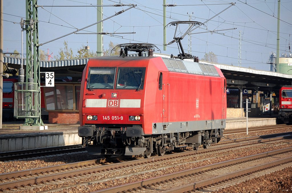145 051-9 bei der Durchfahrt im Bhf. Flughafen Berlin-Sch�nefeld, 31.10.12