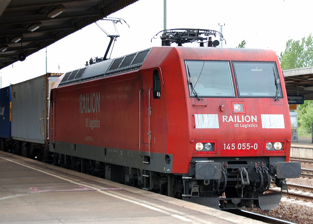 145 055-0 mit Containerzug zum Personalwechsel im Bhf. Flughafen Berlin-Schh�nefeld, 10.05.12