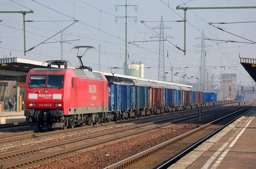 145 062-6 mit einem gemischten G�terzug mit polnischen G�terzugwagen, 28.02.11 Bhf. Flughafen Berlin-Sch�nefeld.