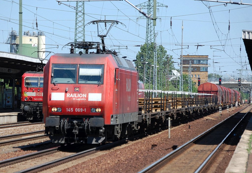 145 069-1 mit gemischtem G�terzug, 30.05.11 Bhf. Flughafen Berlin-Sch�nefeld.
