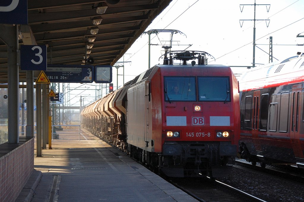 145 075-8 mit Ganzzug gschlossener Sch�ttgutwagen (D�ngemittel Kaliumchlorid 60) f�hrt zum Personalwechsel im Bhf. Flughafen Berlin-Sch�nefeld ein, 05.12.12