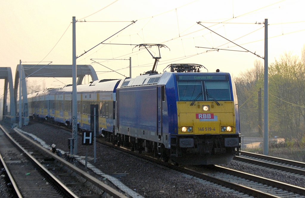 146 519-4 (91 80 6146 519-4 D-RBB) am fr�hen Morgen mit der InterConnex Zugggarnitur Richtung Berliner Innenstadt, 07.04.11 Berlin-Pankow. 
