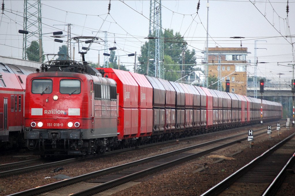 151 018-9 mit einem langen Ganzzug Selbstentladewagen bei der Durchfahrt im Bhf. Flughafen Berlin-Sch�nefeld, 09.08.10