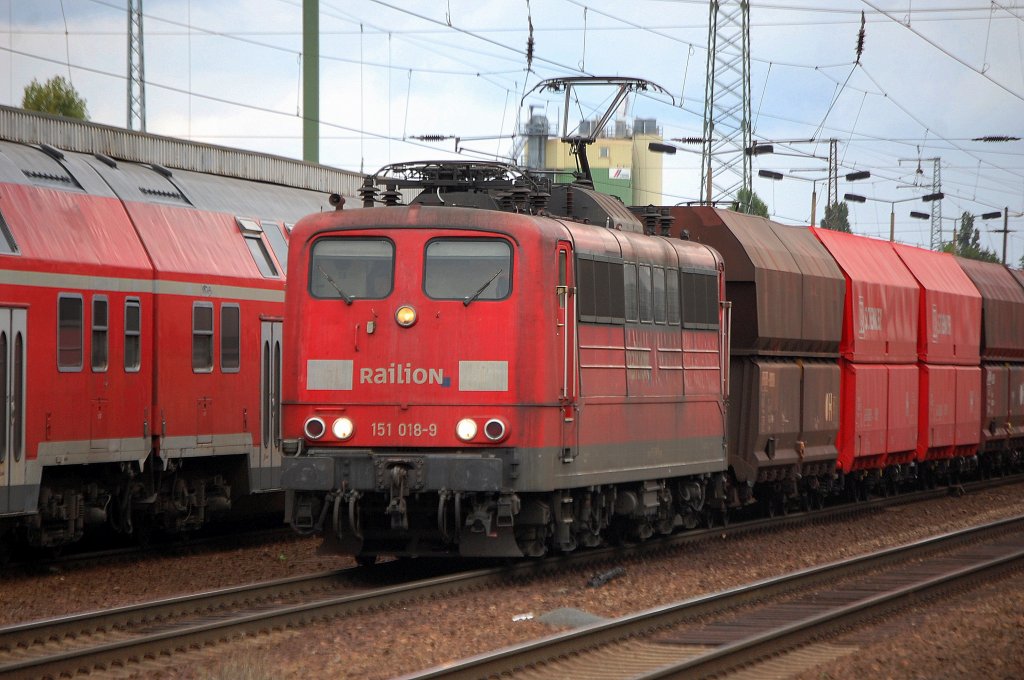 151 018-9 mit einem Leerzug Sch�ttgutwagen bei eiliger Durchfahrt im Bhf. Flughafen Berlin-Sch�nefeld, 18.08.10 