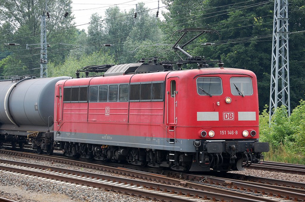 151 146-8 mit Kesselwagenzug Richtung Nordosten, 04.07.13 Berlin-Springpfuhl.