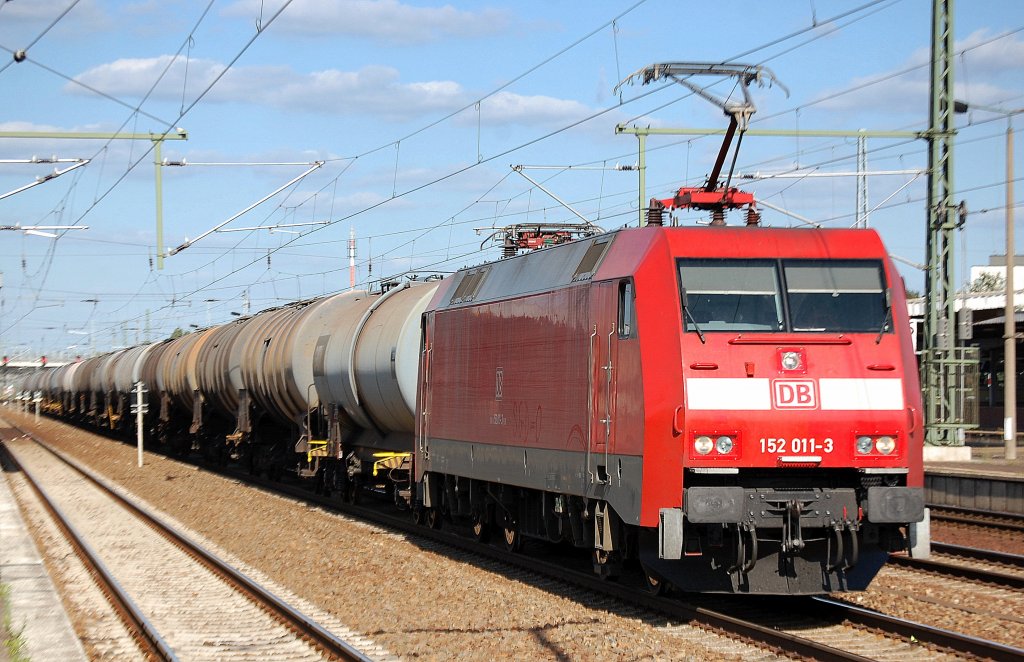 152 011-3 mit Kesselwagenzug nach Personalwechsel im Bhf. Flughafen Berlin-Sch�nefeld 27.08.12