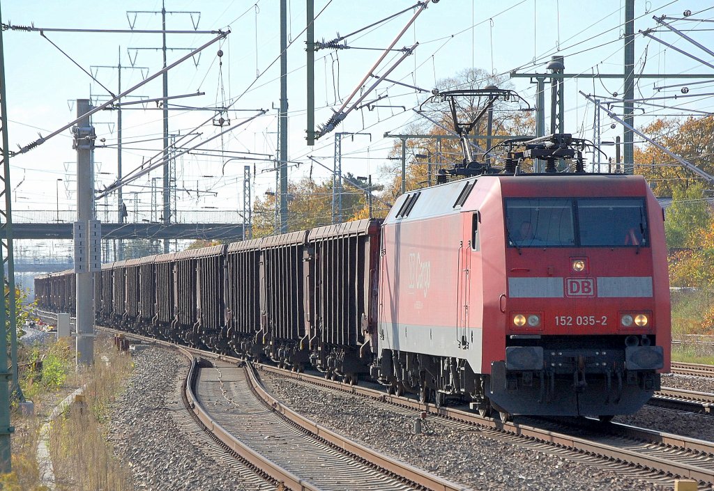 152 035-2 mit einem Ganzzug Rolldachwagen der DB am 13.10.10 Bhf. Berlin-Sch�nefeld Flughafen. 