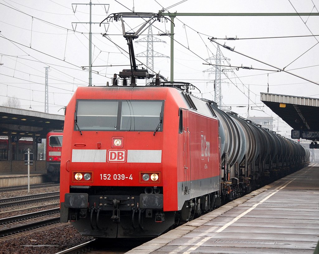 152 039-4 mit Kesselwagenganzzug (Methanol-Transport) zum Personalwechsel im Bhf. Flughafen Berlin-Sch�nefeld, 16.03.11 