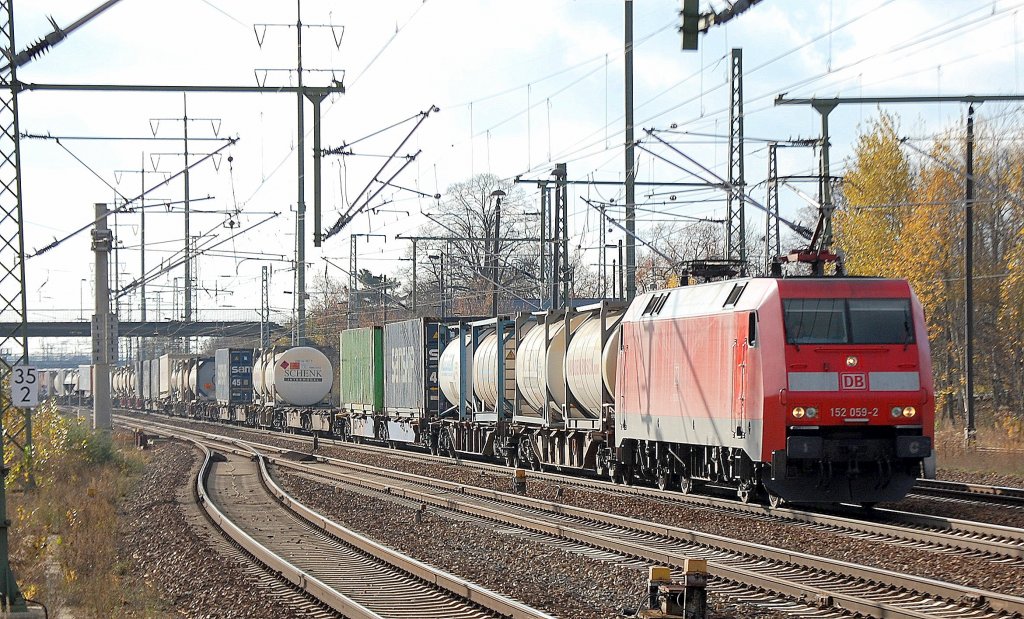 152 059-2 mit Containerzug f�hrt zum Personalwechsel mit Pause im Bhf. Flughafen Berlin-Sch�nefeld ein, 06.11.12