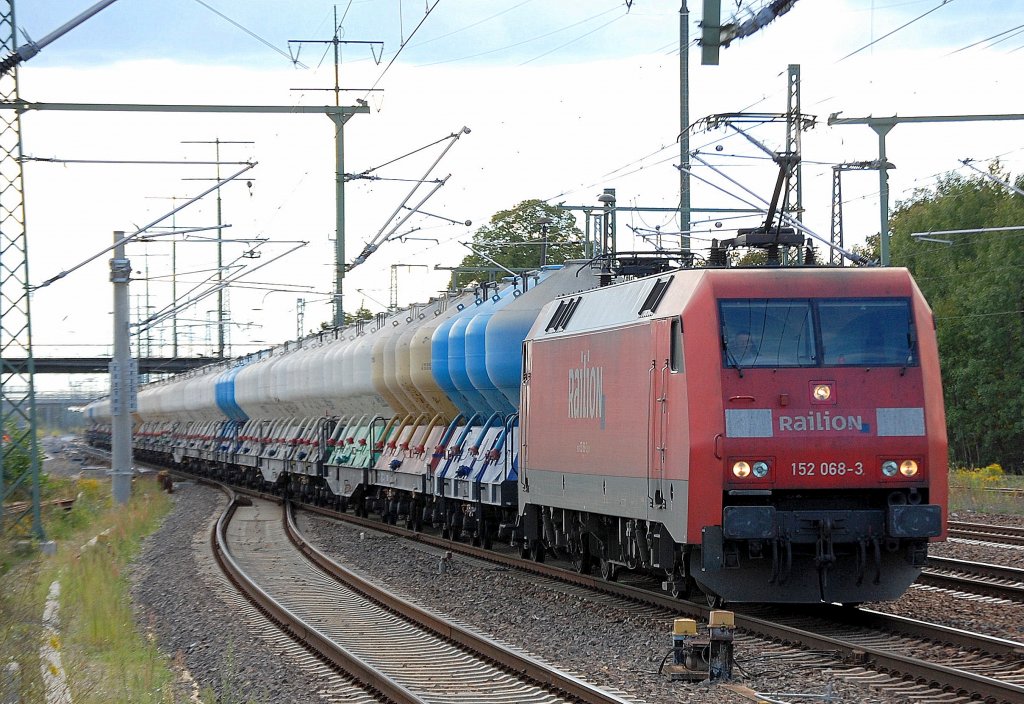 152 068-3 mit einem Ganzzug tschechisch/slowakischer Staubsilowagen (viert�rmig) bei der Durchfahrt im Bhf. Flughafen Berlin-Sch�nefeld 03.09.10