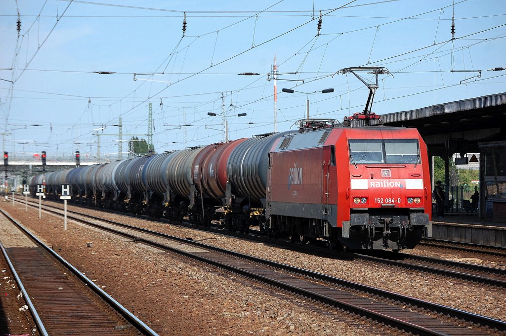 152 084-0 mit Kesselwagenzug pausiert zum Personalwechsel im Bhf. Flughafen Berlin-Sch�nefeld, 23.07.12