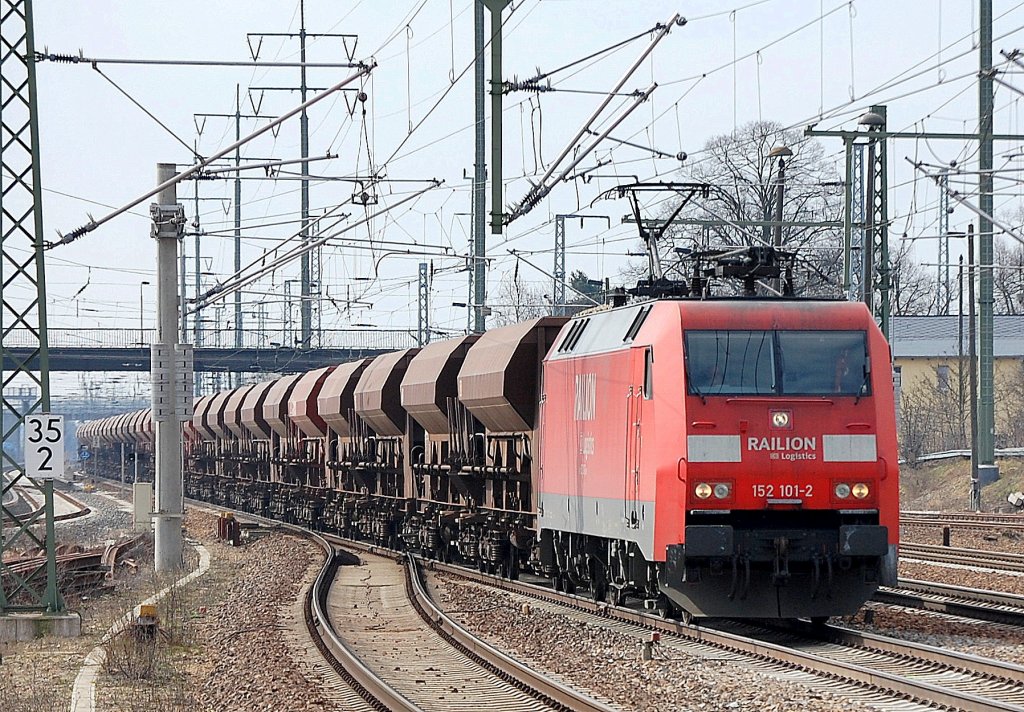 152 101-2 mit einem Ganzzug offener Sch�ttgutwagen bei der Durchfahrt Bhf. Flughafen Berlin-Sch�nefeld, 20.03.12