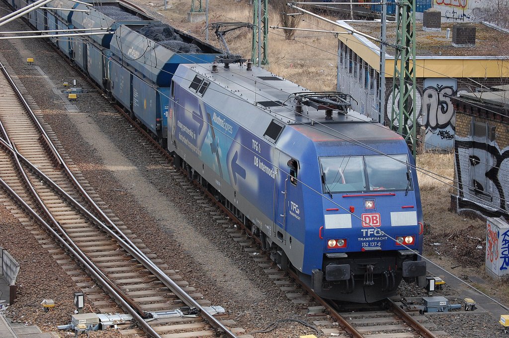 152 137-6 hat einen Ganzzug polnischer Sch�ttgutwagen mit Kohlebef�llung am ehemaligen Gbf. BErlin-Moabit gegen�ber dem Berliner Westhafen abgeholt, 08.04.13 Berlin-Beusselbr�cke.