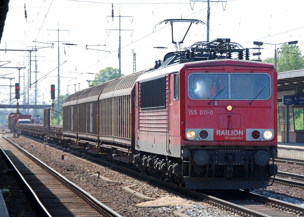 155 011-0 mit einem gemischten G�terzug bei der Durchfahrt im Bhf. Flughafen Berlin-Sch�nefeld, 02.05.09 