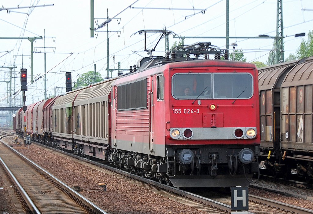 155 024-3 mit einem gemischten G�terzug, 27.04.11 Bhf. Flughafen Berlin-Sch�nefeld.